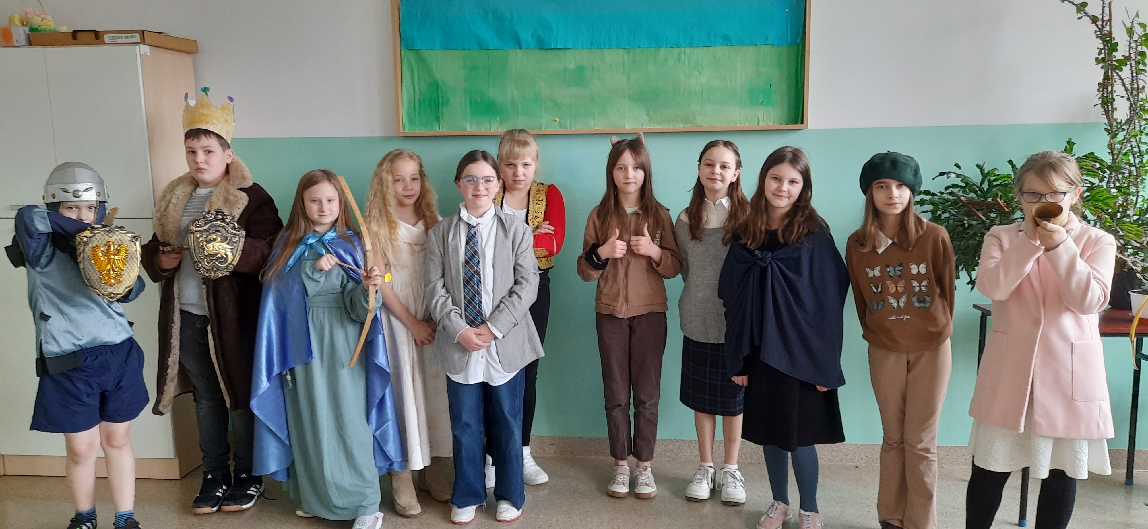 Na zdjęciu uczniowie wcielili się w bohaterów: Zuzannę, Łucję, Piotra, Edmunda, panią Bobrową oraz Pana Profesora.