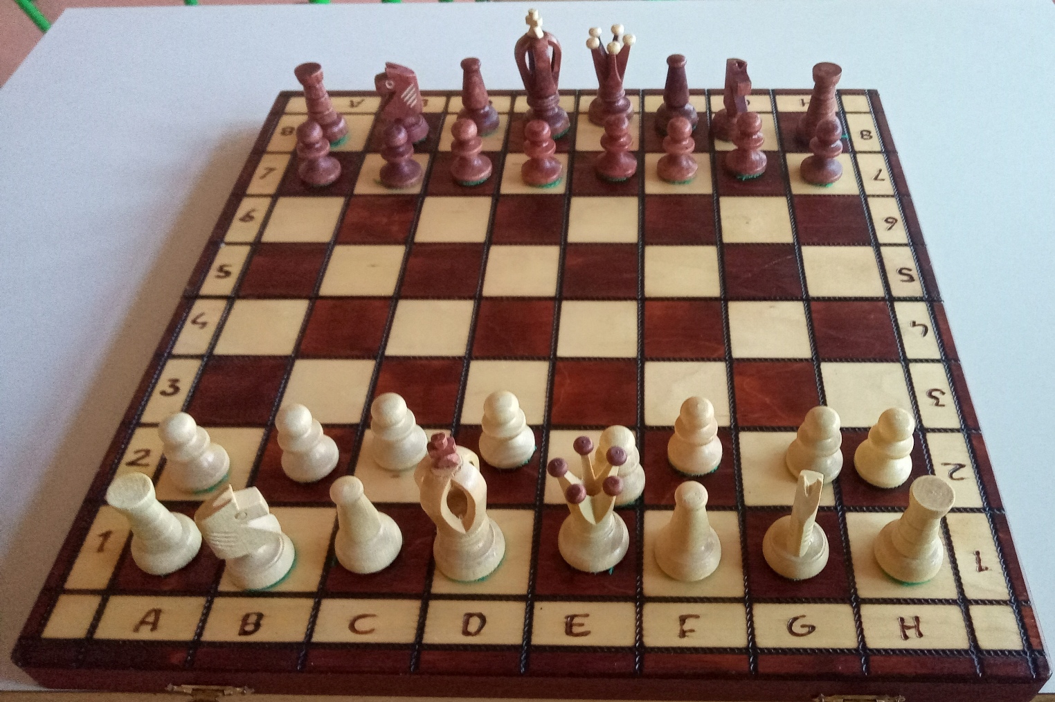 Na zdjęciu jest szachownica z figurami szachowymi.